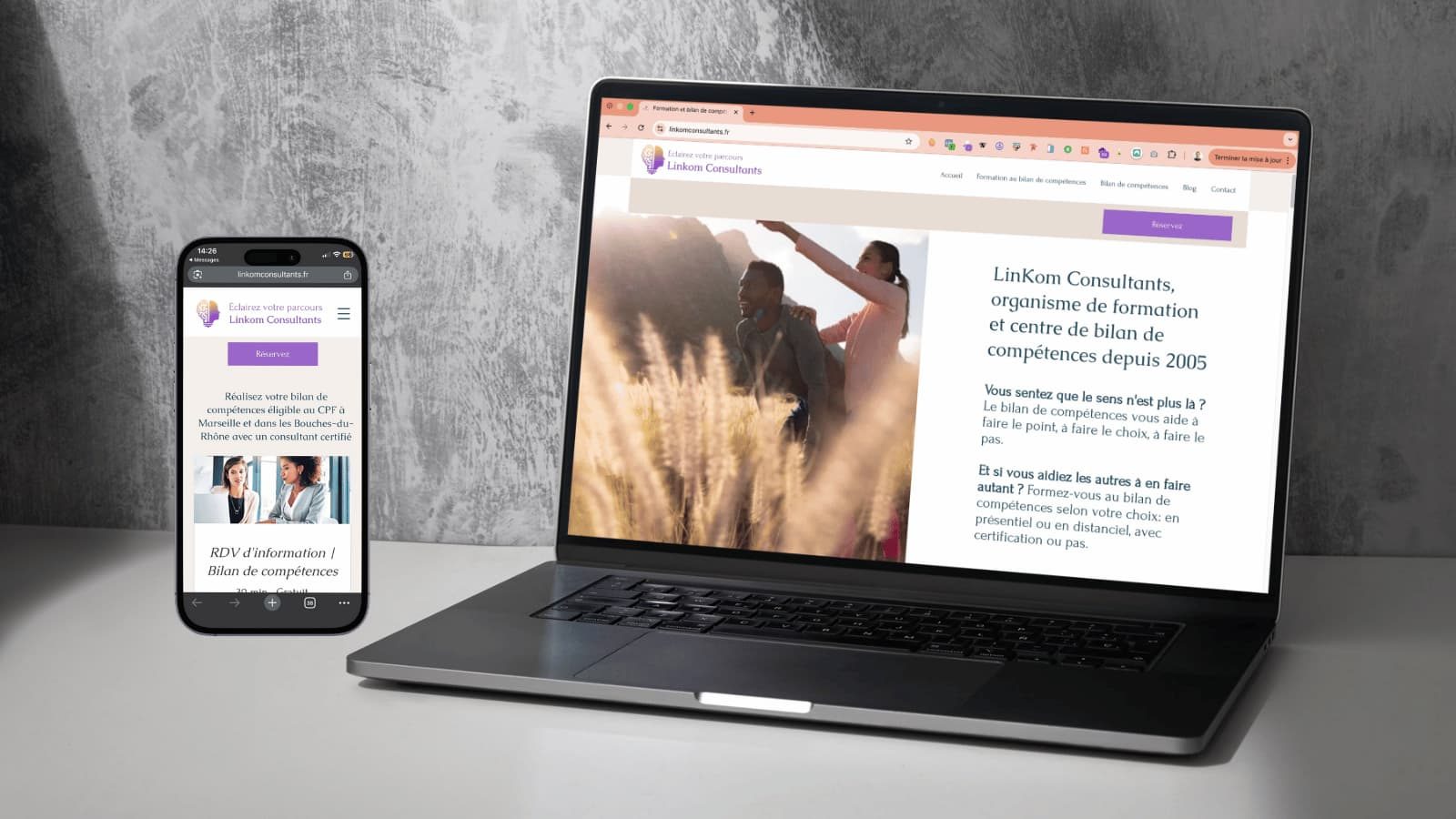 Mockup présentant en version ordinateur et mobile le site Internet que nous avons créé pour Linkom Consultants