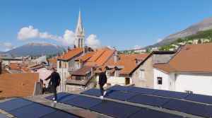 photo-alpes-solar-toit-cci-gap Photo des dirigeants d'Alpes Solar sur l'installation photovoltaïque qu'ils ont faite pour la CCI des Hautes-Alpes