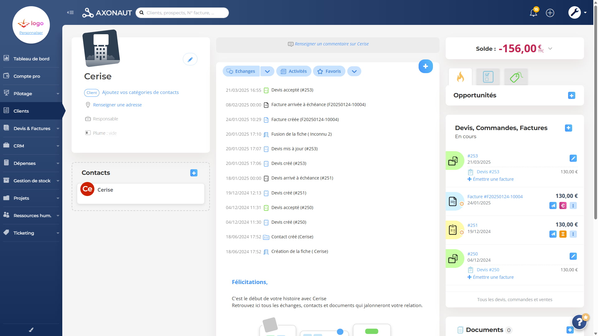 Capture d'écran d'une fiche client dans Axonaut, avec l'historique des devis et factures, mais aussi des discussions